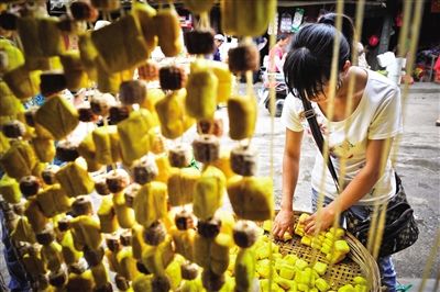 云南曲靖，挂着卖的黄豆腐。 新京报记者 李飞 摄