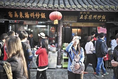 扬州东关街上，已经旅游化的风味小店。 新京报记者 李飞 摄