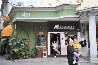 龙头路上很多创意小店，颇得年轻游客青睐。新京报记者 李飞 摄